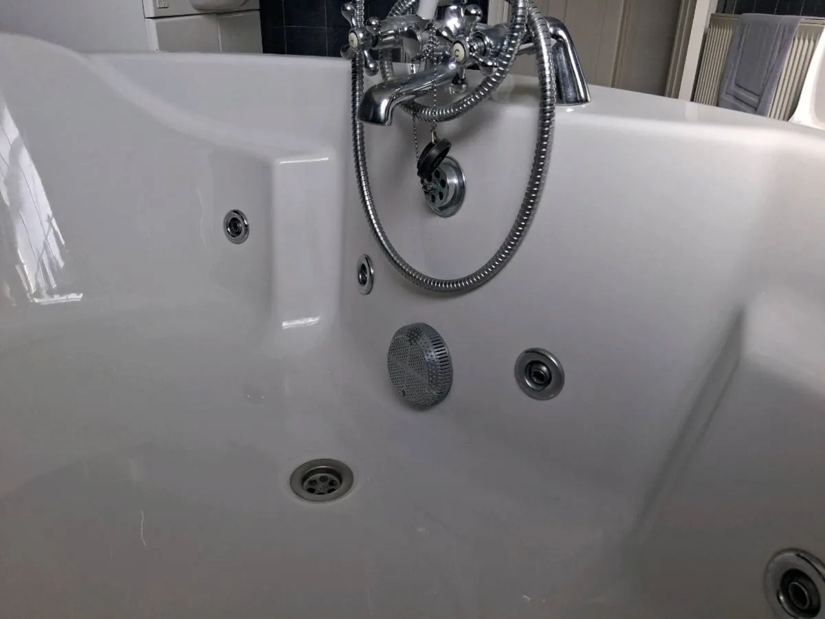 Jacuzzi bath - Image 3