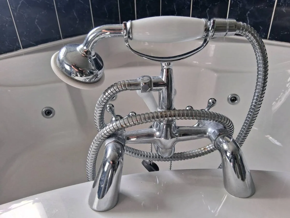 Jacuzzi bath - Image 4