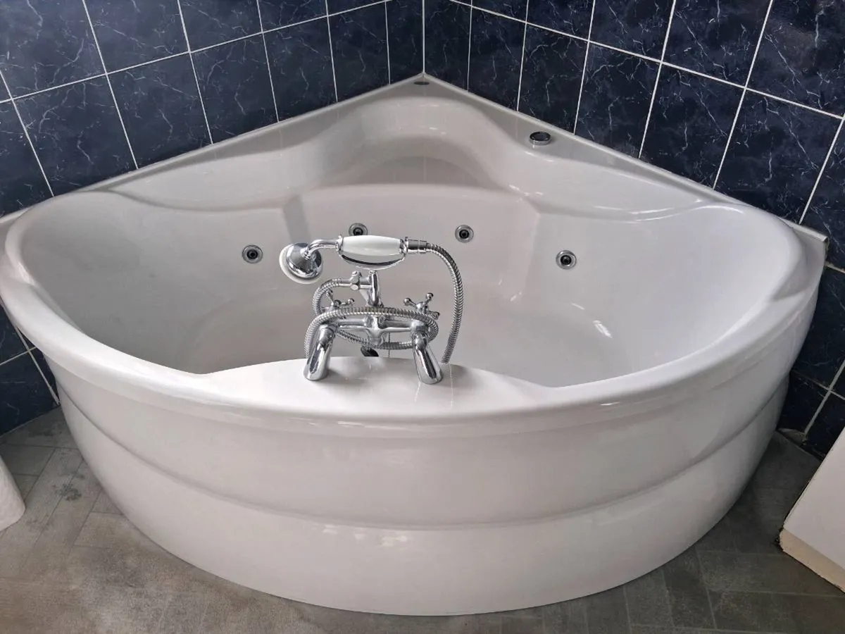 Jacuzzi bath - Image 1