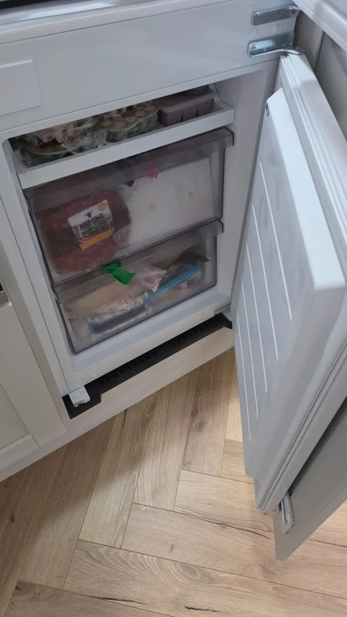 Midea MDRE379FGE01D 177cm 70/30 Integrated Fridge - Image 1