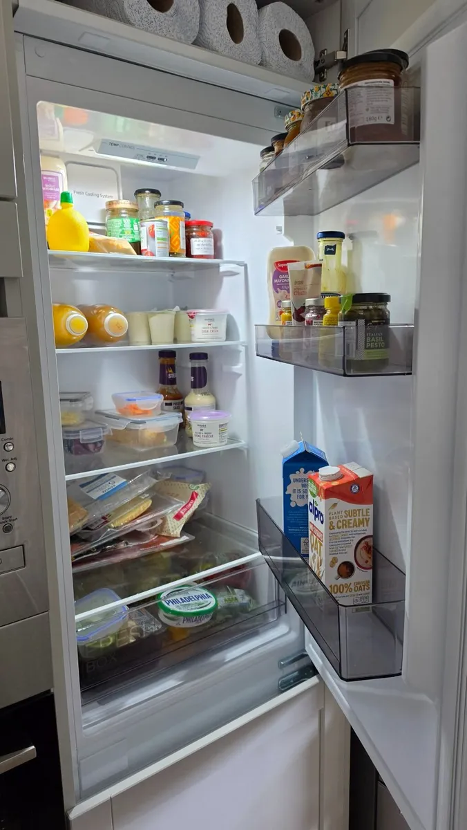 Midea MDRE379FGE01D 177cm 70/30 Integrated Fridge - Image 2