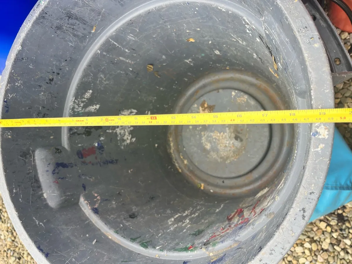 Big hard plastic container - Image 3