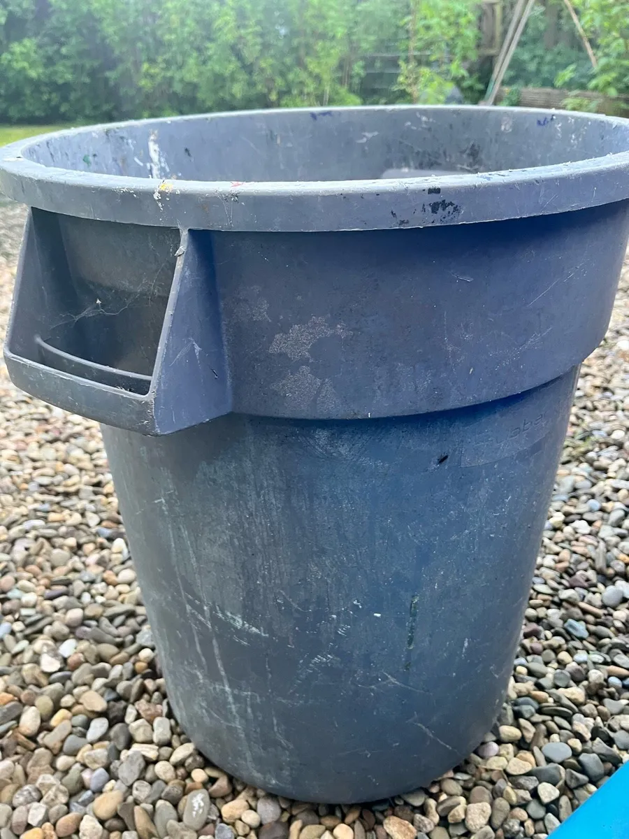 Big hard plastic container - Image 1