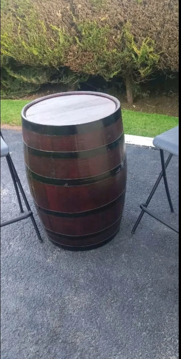 Patio barrel table and high chairs - Image 3