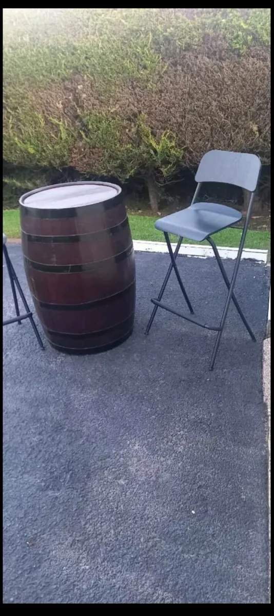 Patio barrel table and high chairs - Image 4