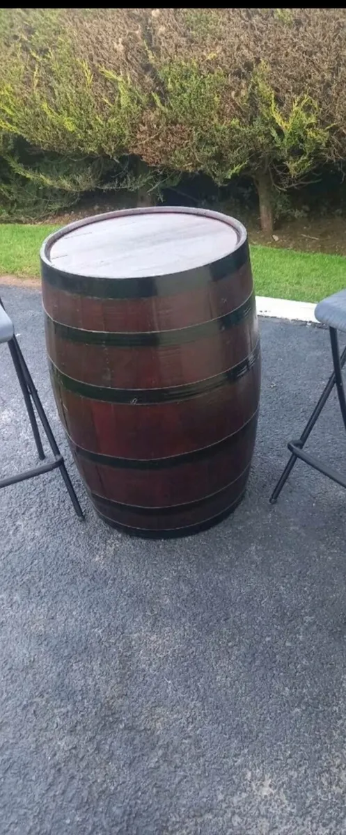 Patio barrel table and high chairs - Image 1