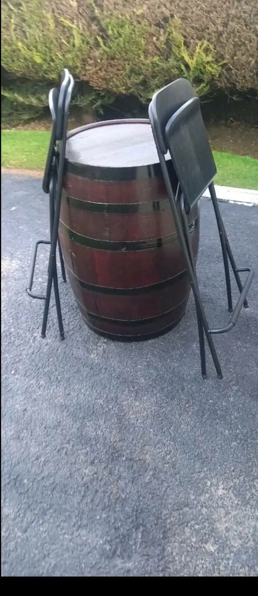 Patio barrel table and high chairs - Image 2