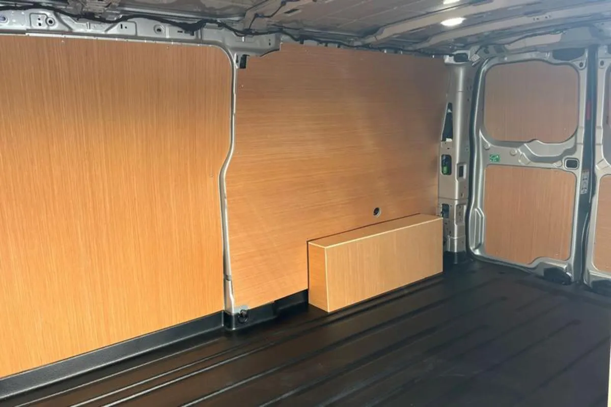 Ford Transit Custom 320 L2 PETROL FWD 2.5 PHEV 232 - Image 4