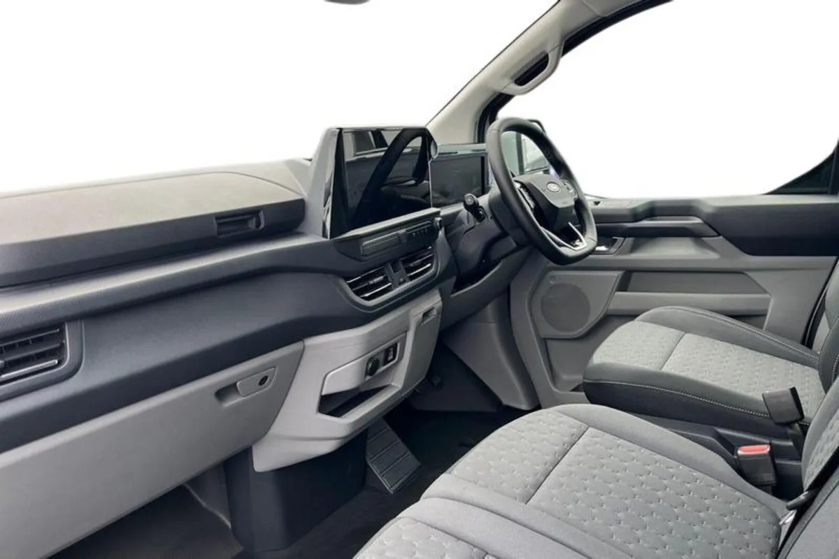 Ford Transit Custom 320 L2 PETROL FWD 2.5 PHEV 232 - Image 3