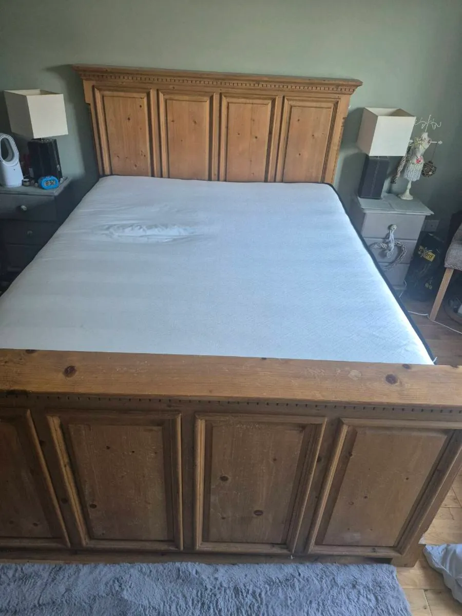 Wooden bed king size - Image 1
