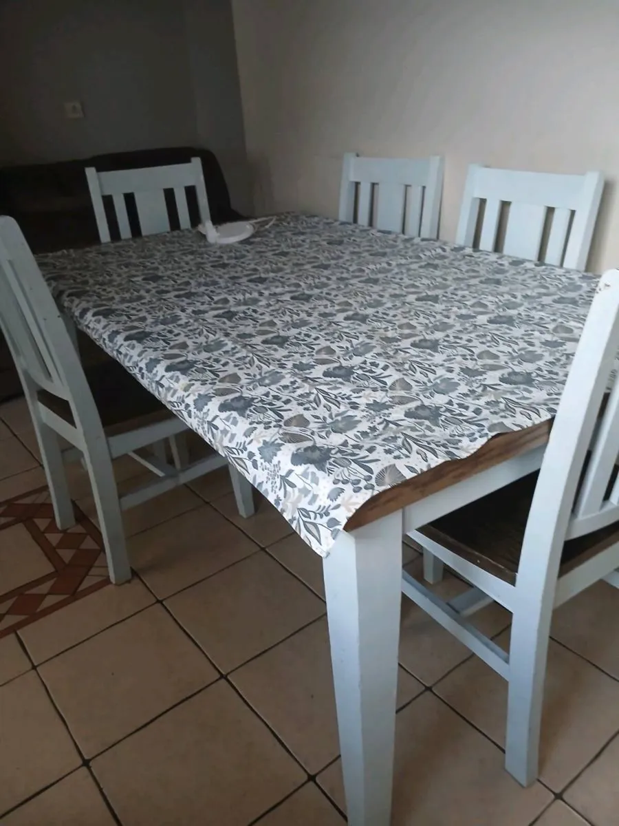Tabloë and chairs good condition free to take away