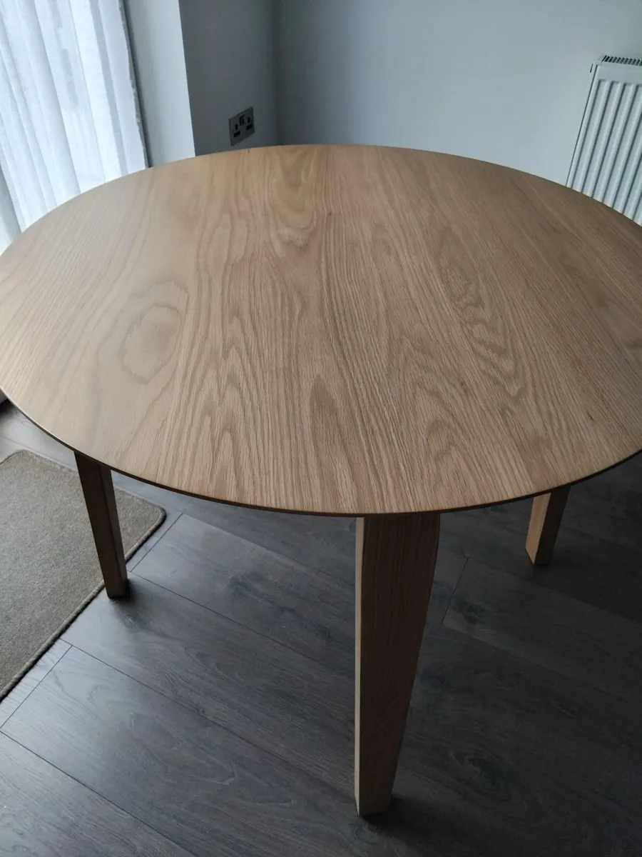 Round  table - Image 1