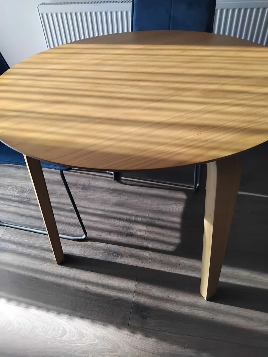 Round  table - Image 2