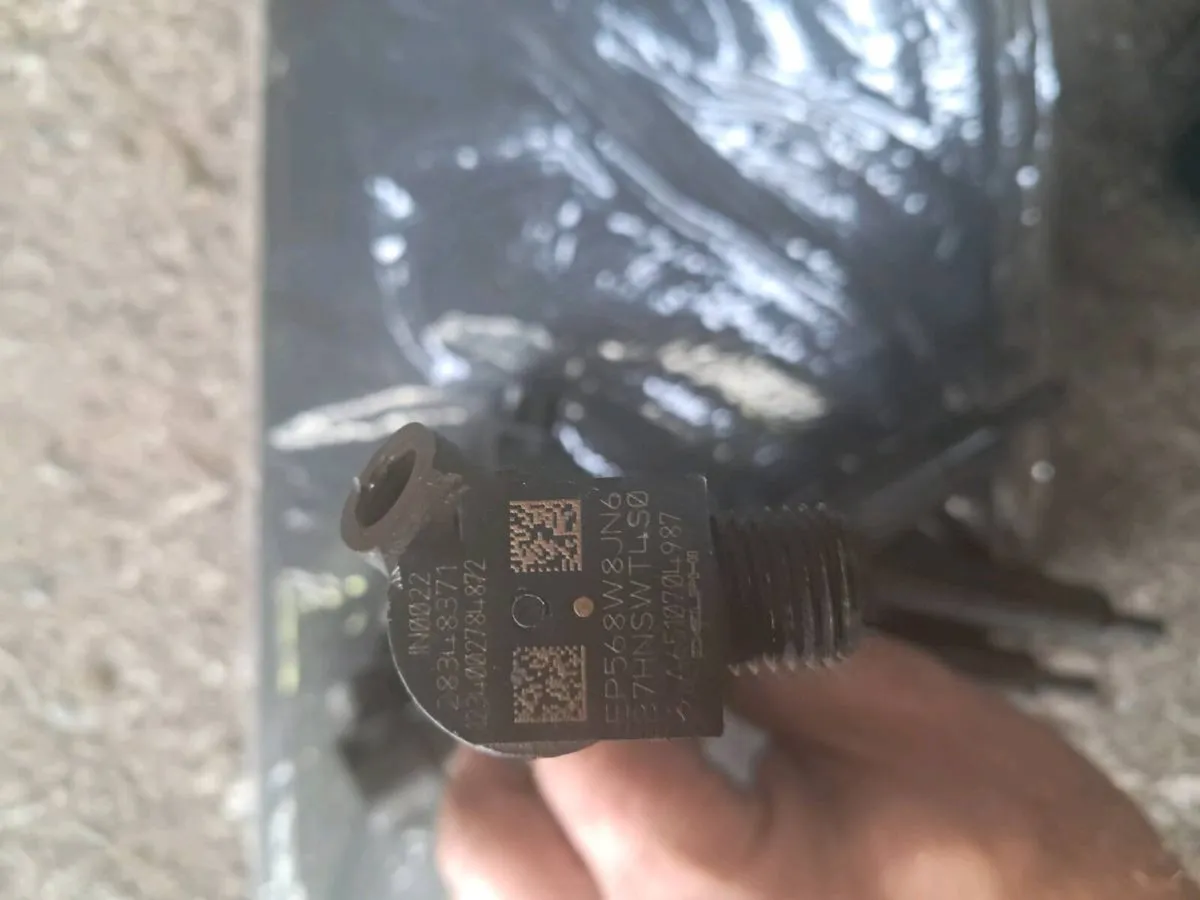 Mercedes e220 injectors and air flow meter - Image 2