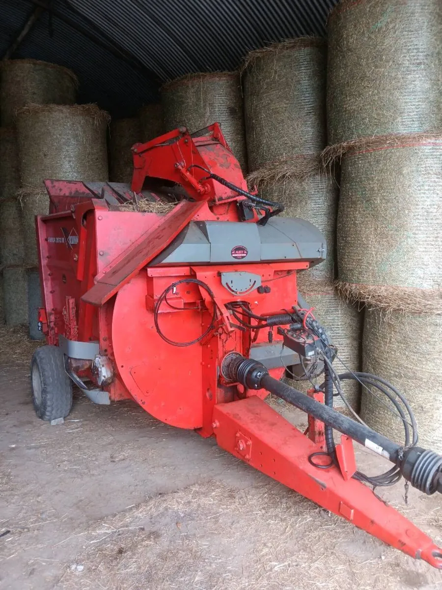 Kuhn straw chopper - Image 1
