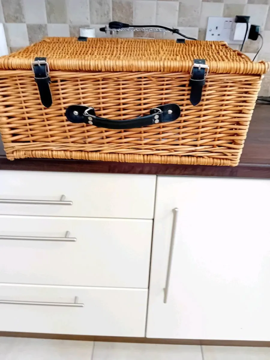 PICNIC BASKET NEW - Image 4