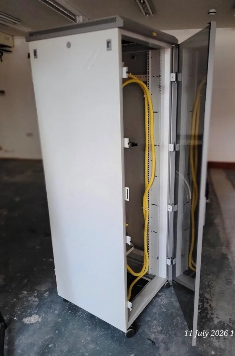 Computer Server cabinet - Image 1