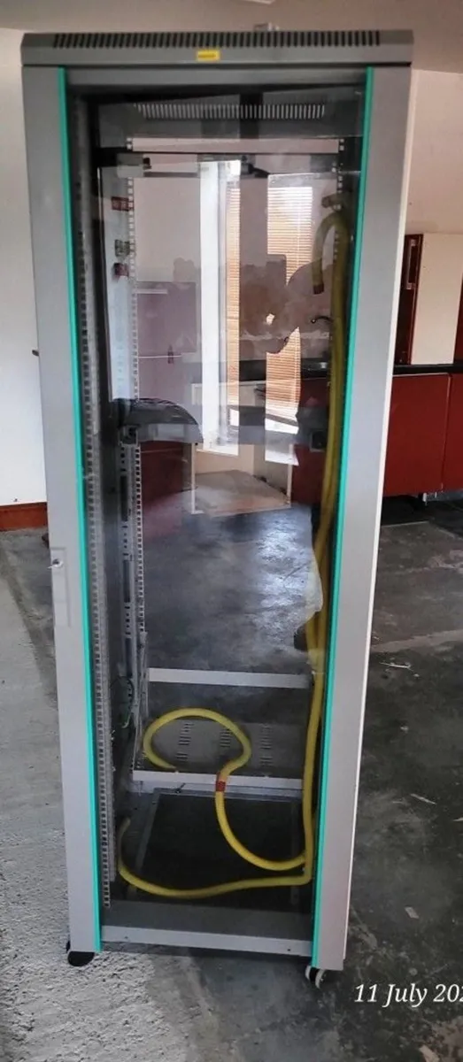 Computer Server cabinet - Image 4