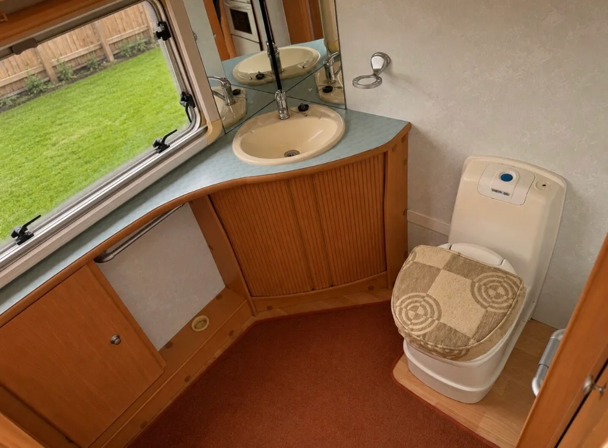 Avondale Golden Avocet 2- Berth caravan - Image 4