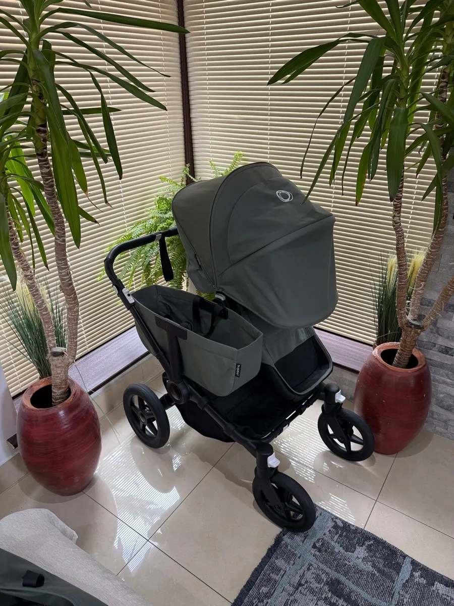 Bugaboo donkey 5 in Black or Forest Green - Image 2