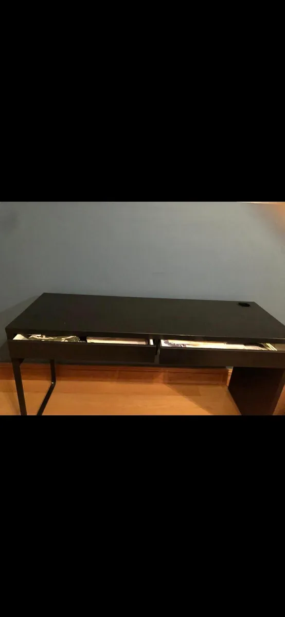 Table and chair - Image 2