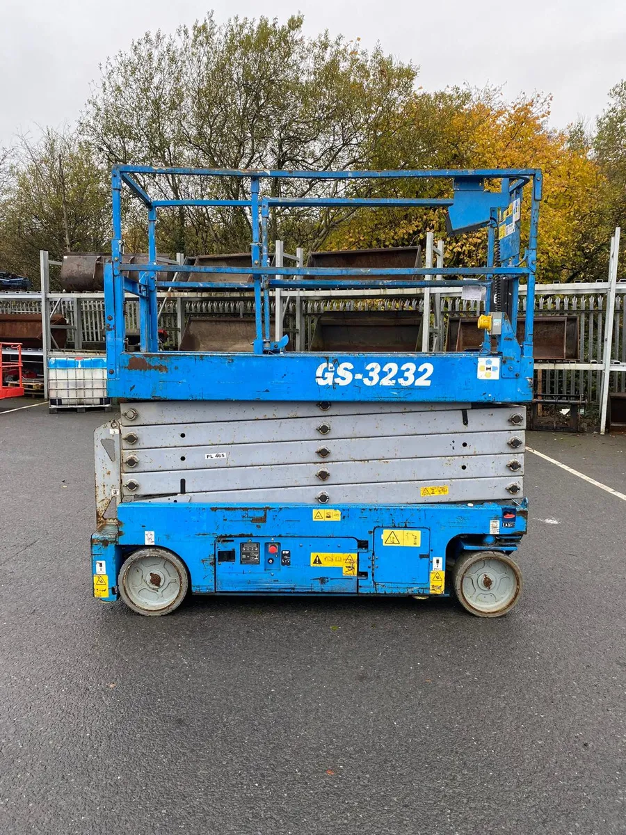 2014 GENIE GS3232 38FT NARROW ELECTRIC SCISSOR - Image 1