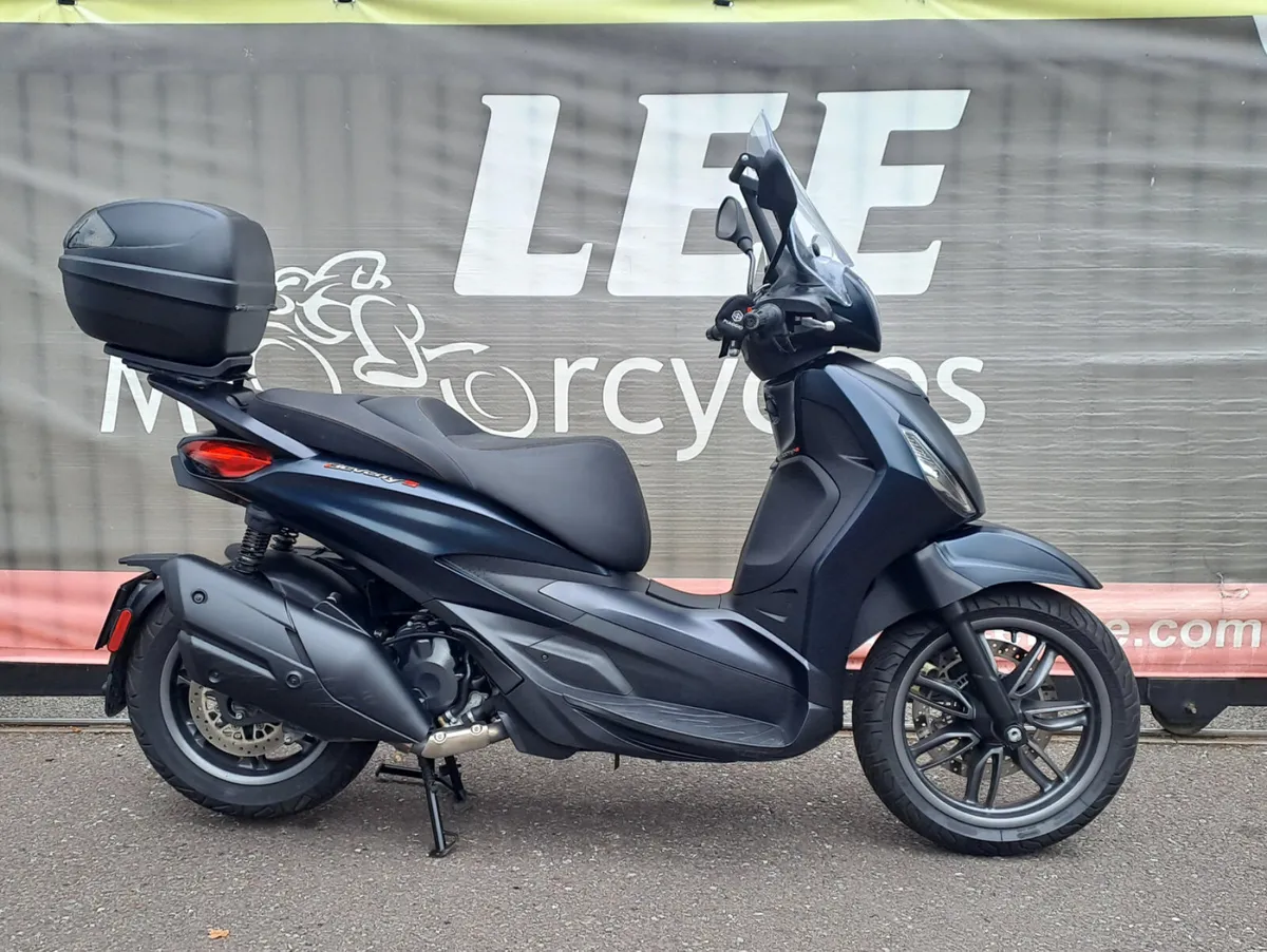 2024 Piaggio Beverly 400 – Black - Image 1