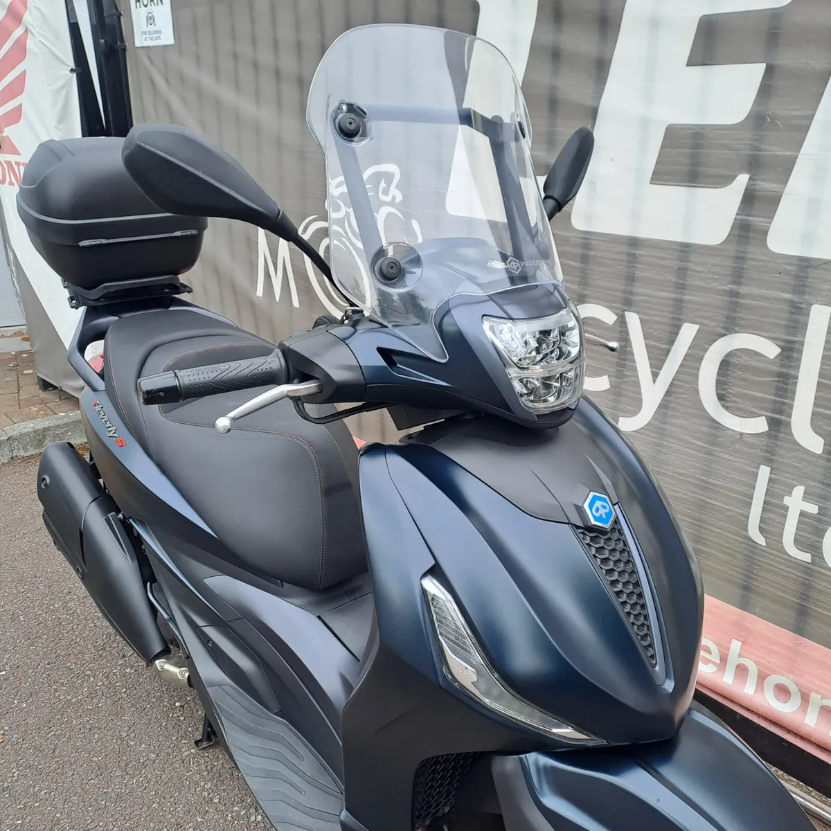2024 Piaggio Beverly 400 – Black - Image 4