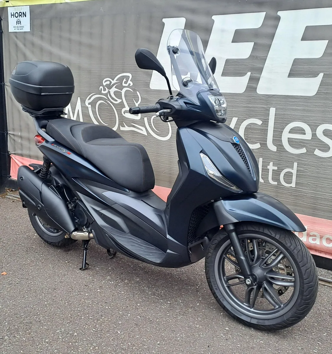2024 Piaggio Beverly 400 – Black - Image 2