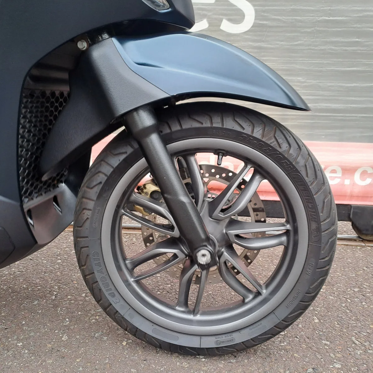 2024 Piaggio Beverly 400 – Black - Image 3
