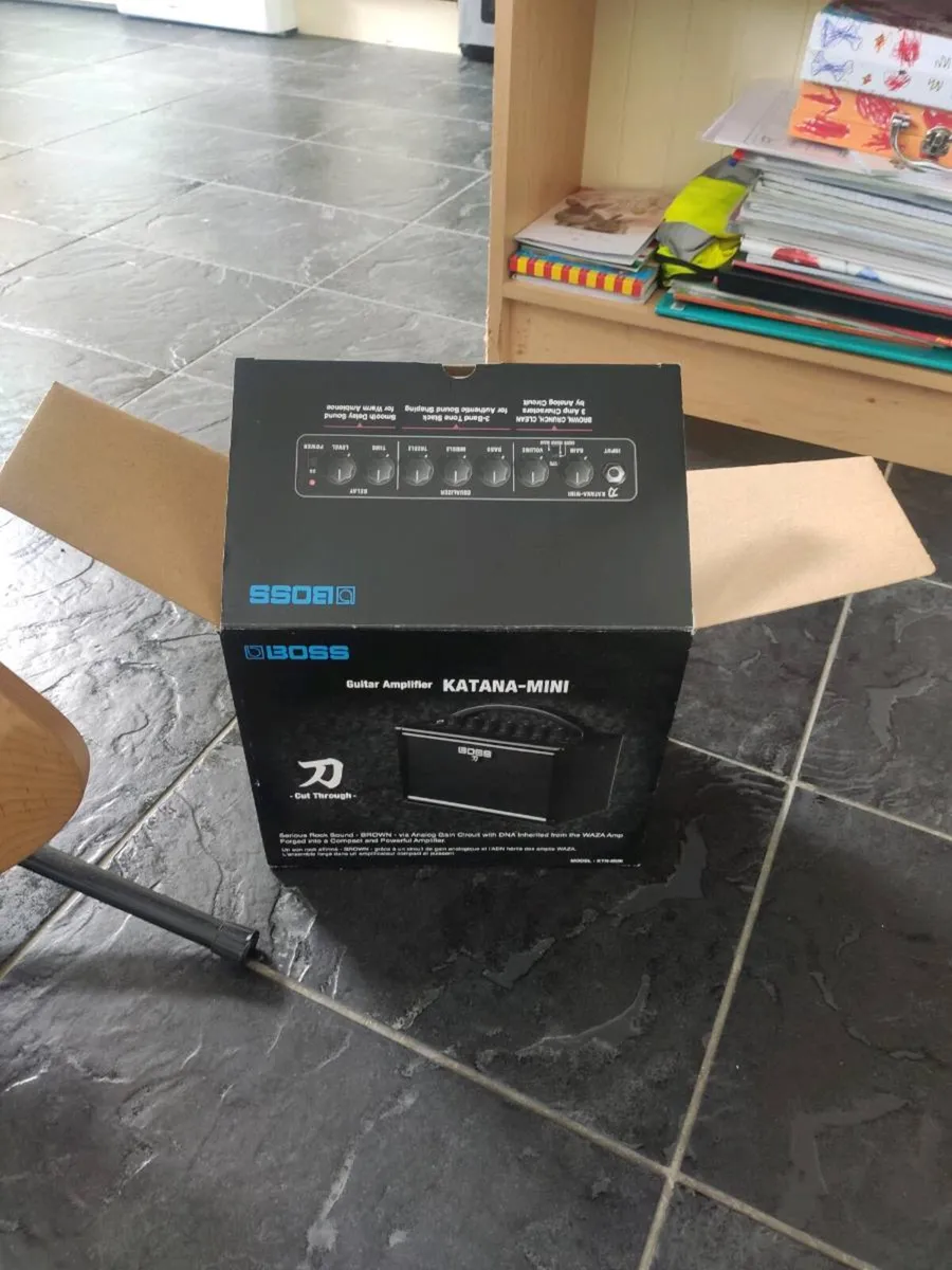 Yamaha Pacifica , boss mini amp + stand. - Image 4