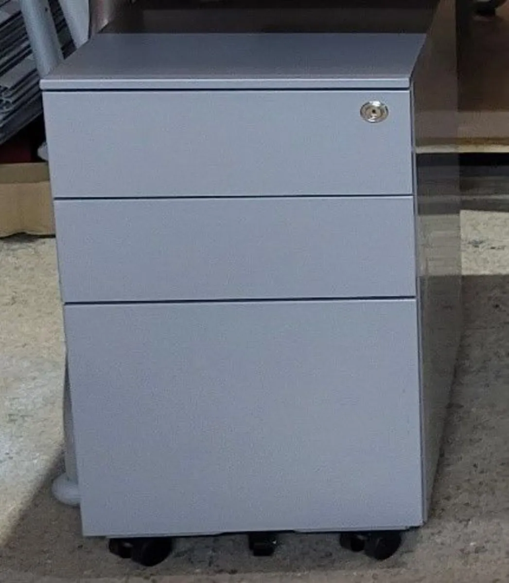 2nd hand mobile steel pedestals - Image 1
