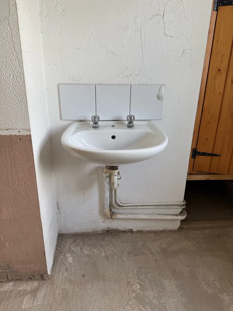 Toilet and cistern/ sink with pedestal - Image 4