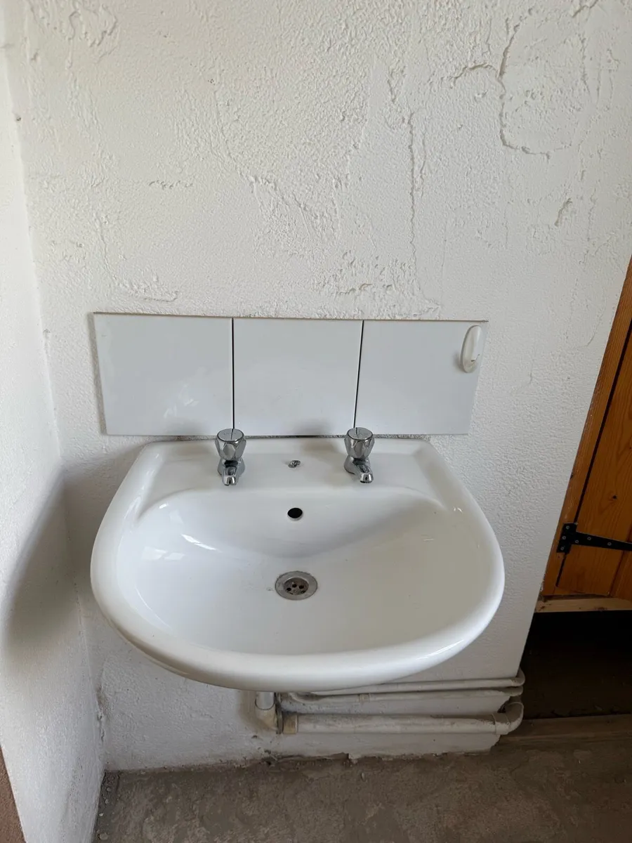 Toilet and cistern/ sink with pedestal - Image 3