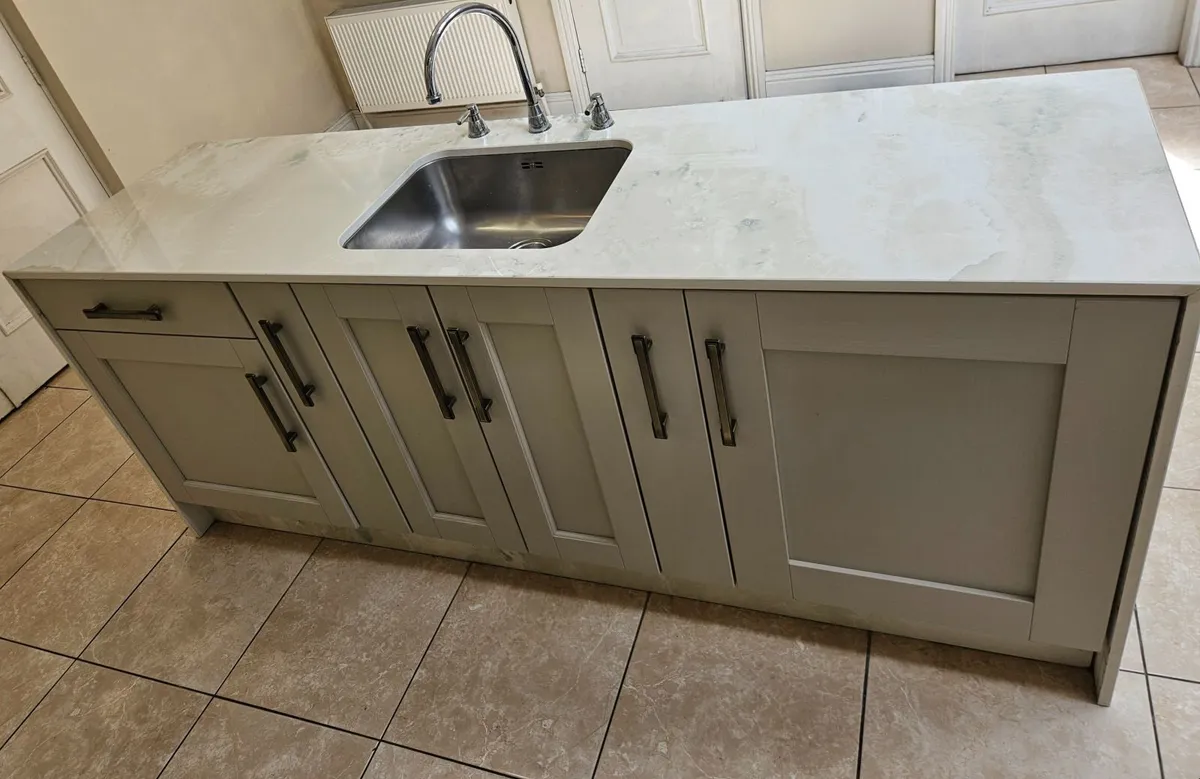 Kitchen Island - Image 1