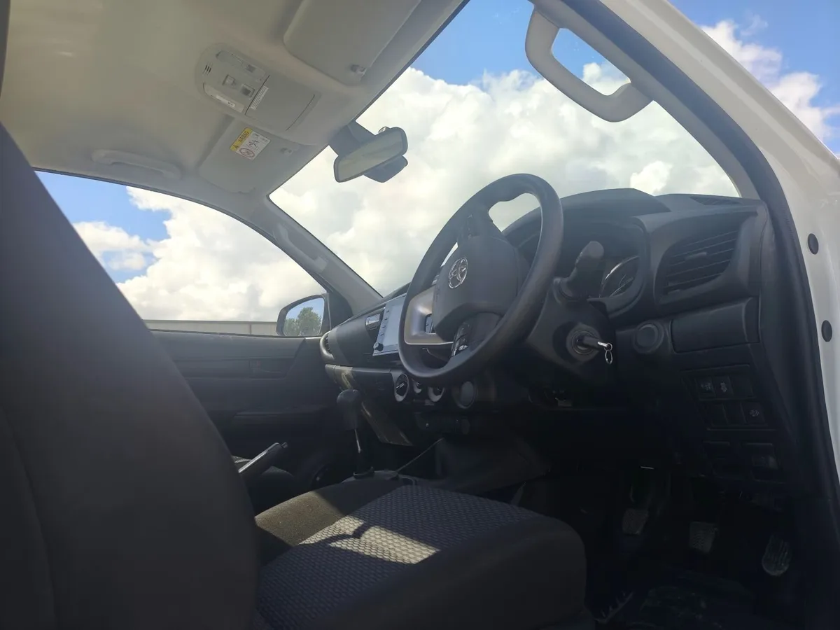 252  hilux - Image 2