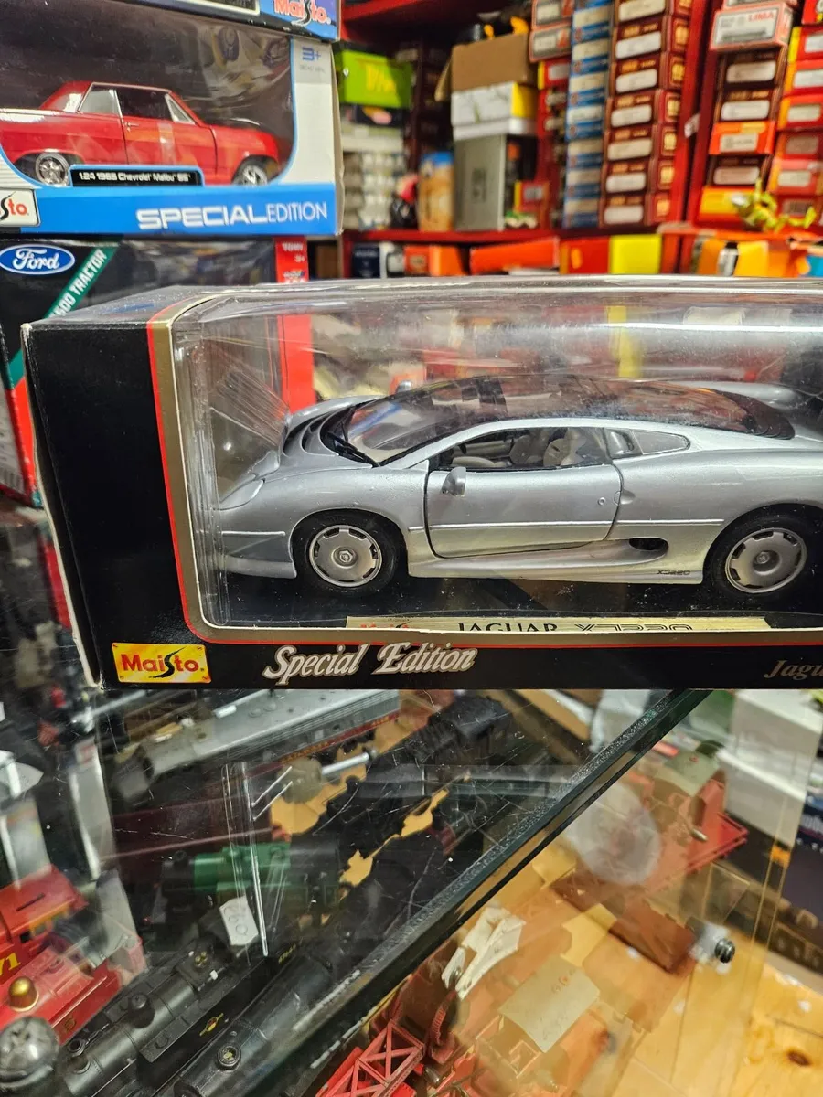 Corgi Maisto Jaguar XJ220 1.18 - Image 2