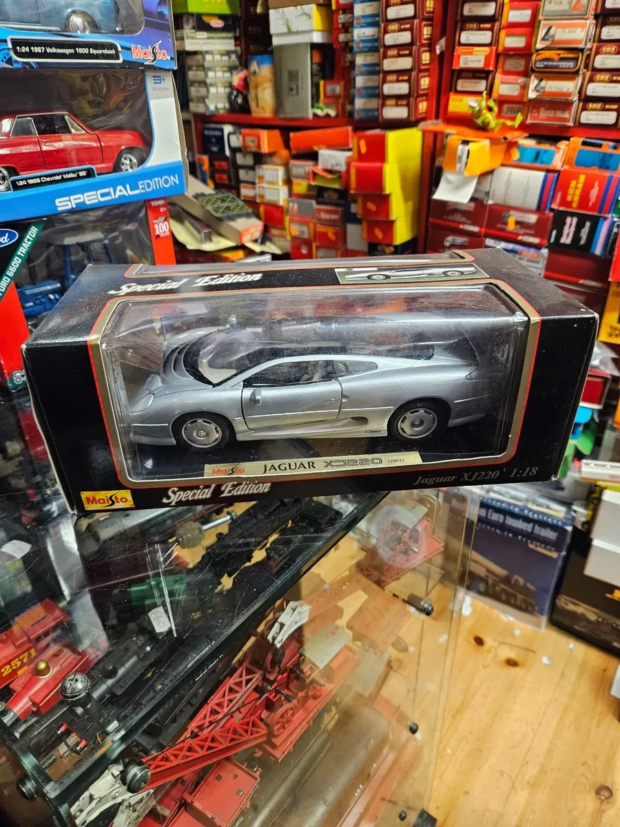 Corgi Maisto Jaguar XJ220 1.18 - Image 1