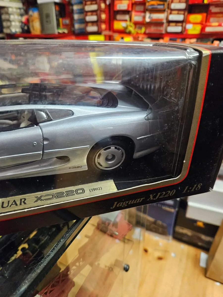 Corgi Maisto Jaguar XJ220 1.18 - Image 4