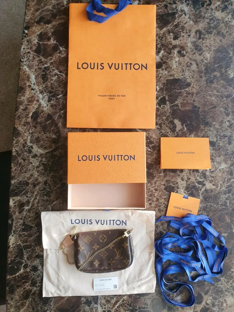 Louis Vuitton
Mini Pochette - Image 1