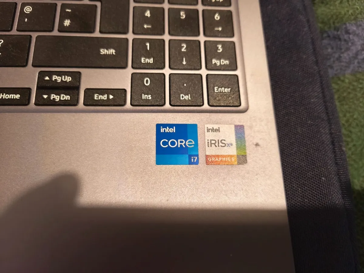 Samsung book 4 laptop - Image 3