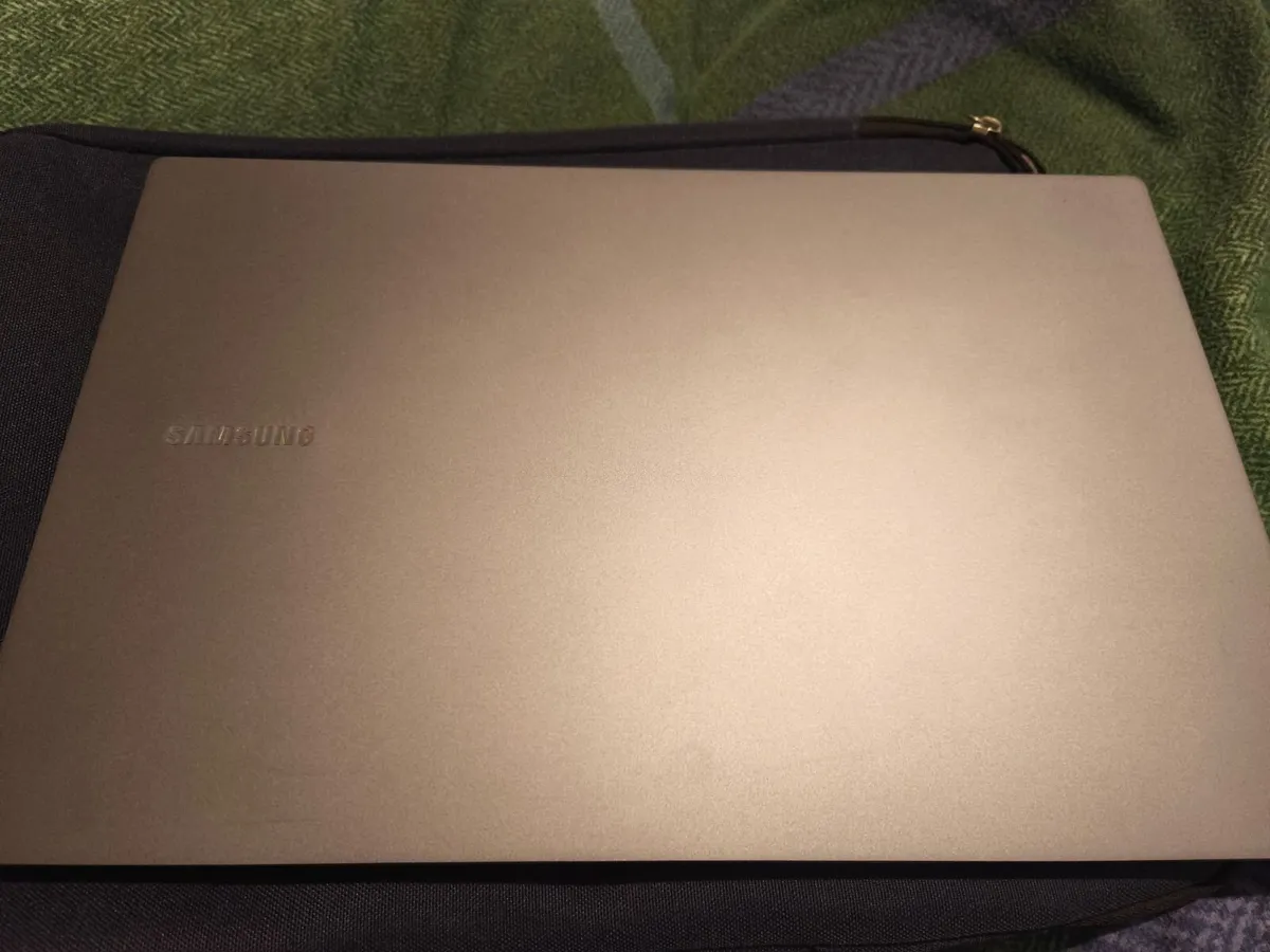 Samsung book 4 laptop - Image 2