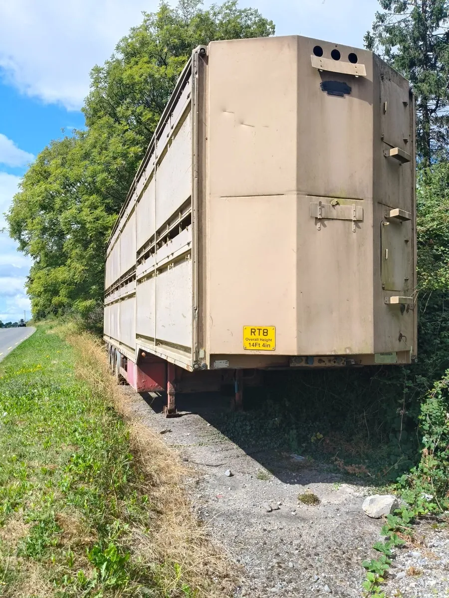 Double deck cattle trailer
