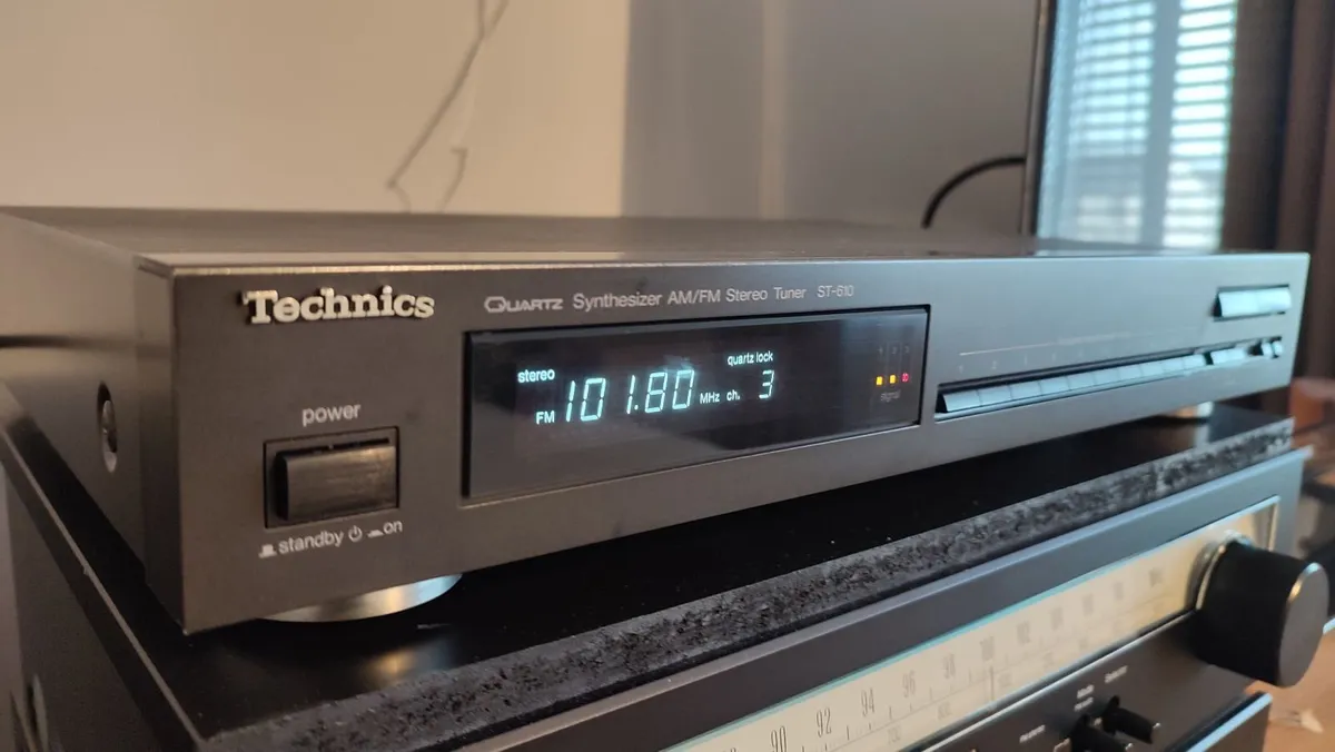 Technics ST-610 Quartz Synthesizer FM Stereo Tuner - Image 2