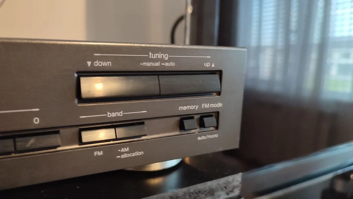 Technics ST-610 Quartz Synthesizer FM Stereo Tuner - Image 3