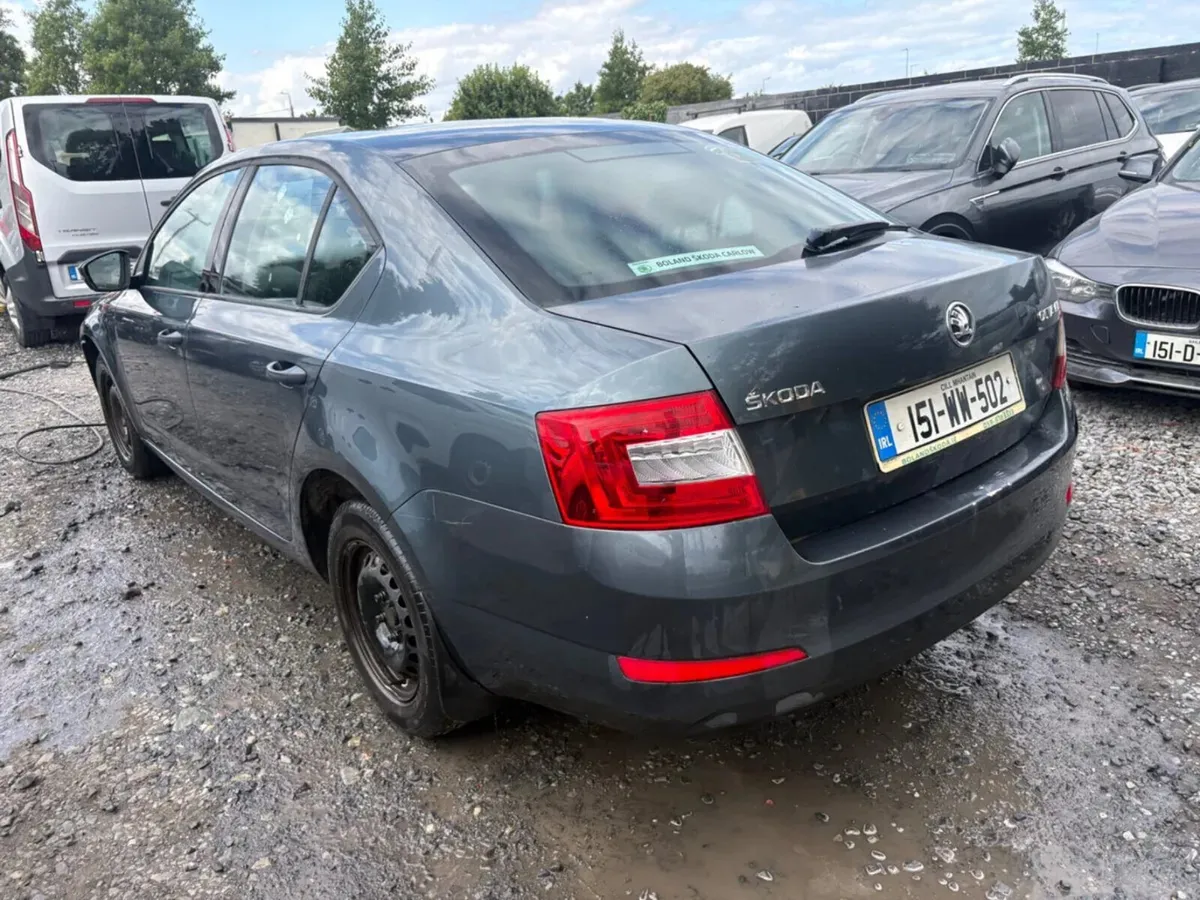 2015 Skoda Octavia 1.6 Diesel Light damage - Image 2
