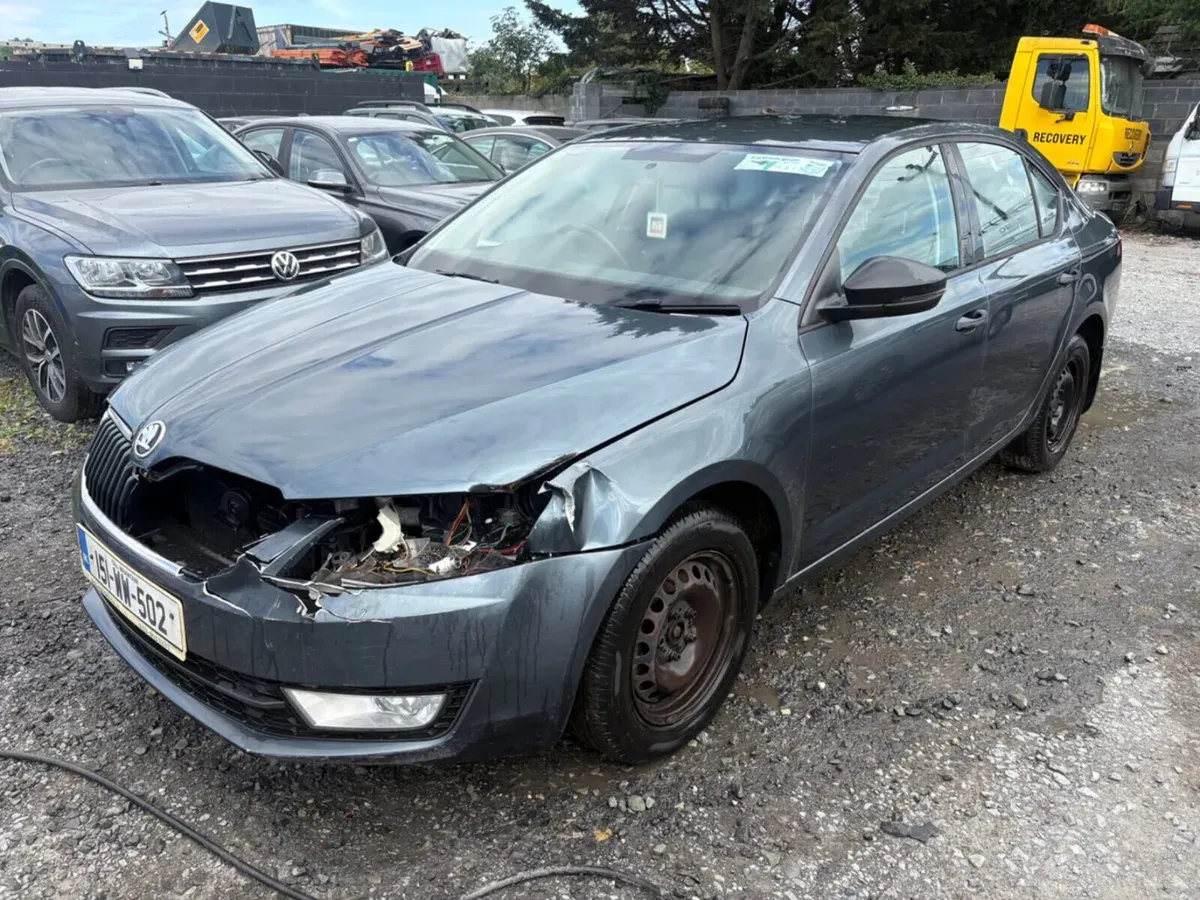 2015 Skoda Octavia 1.6 Diesel Light damage - Image 3