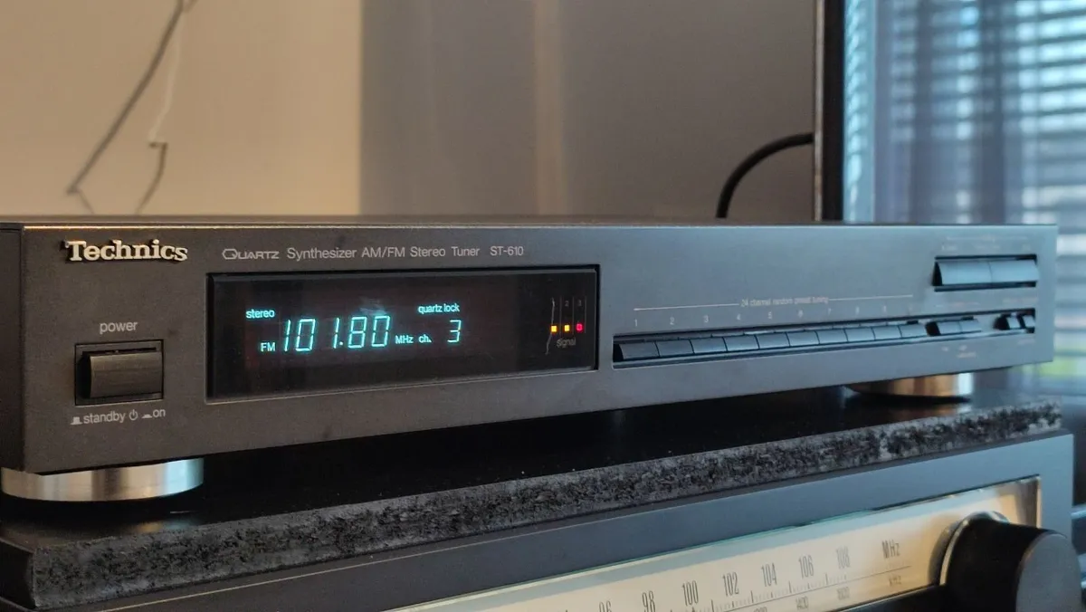 Technics ST-610 Quartz Synthesizer FM Stereo Tuner - Image 1