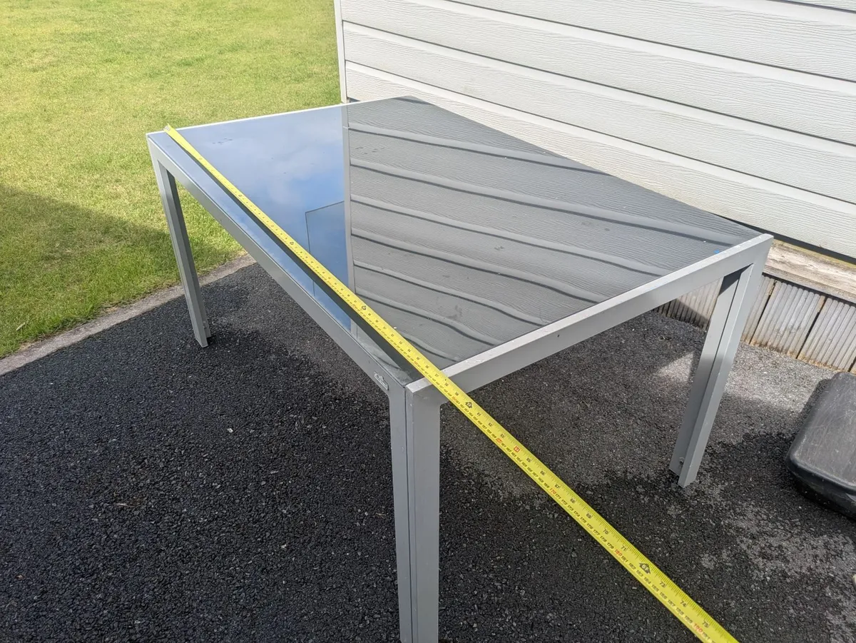 Free outdoor dining table