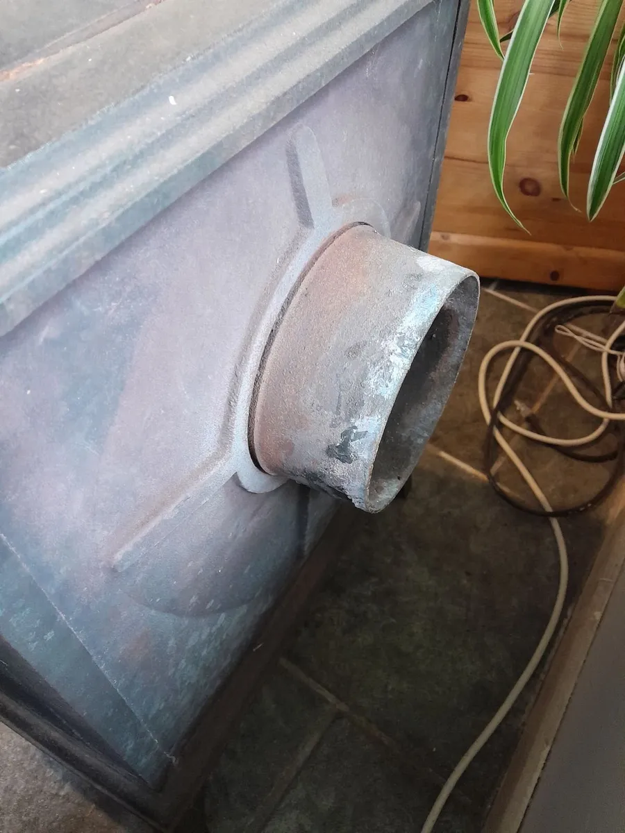Solid fuel stove - Image 1